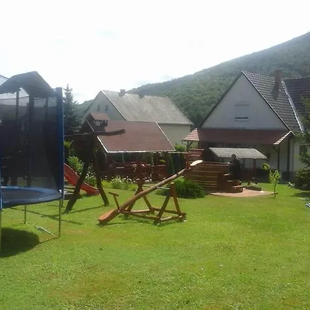 Vadrozsa Vendeghaz Pensión Kishuta